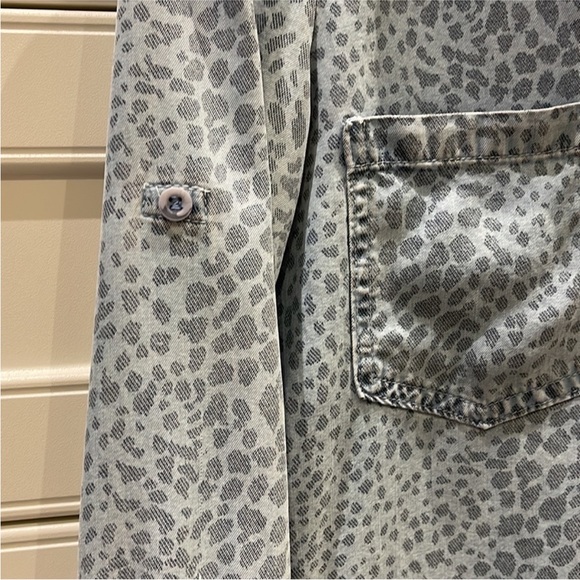 Bella Dahl Denim shirt in Animal Print - Picture 6 of 11